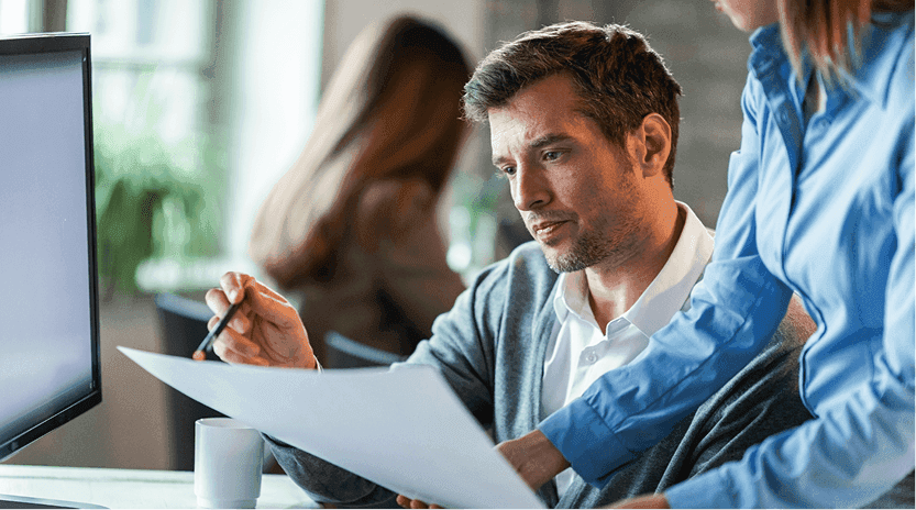 Profissionais em reunião de assessoria jurídica e contábil