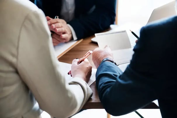 como-escolher-entre-doações-em-vida-e-testamento-para-seu-planejamento-sucessório