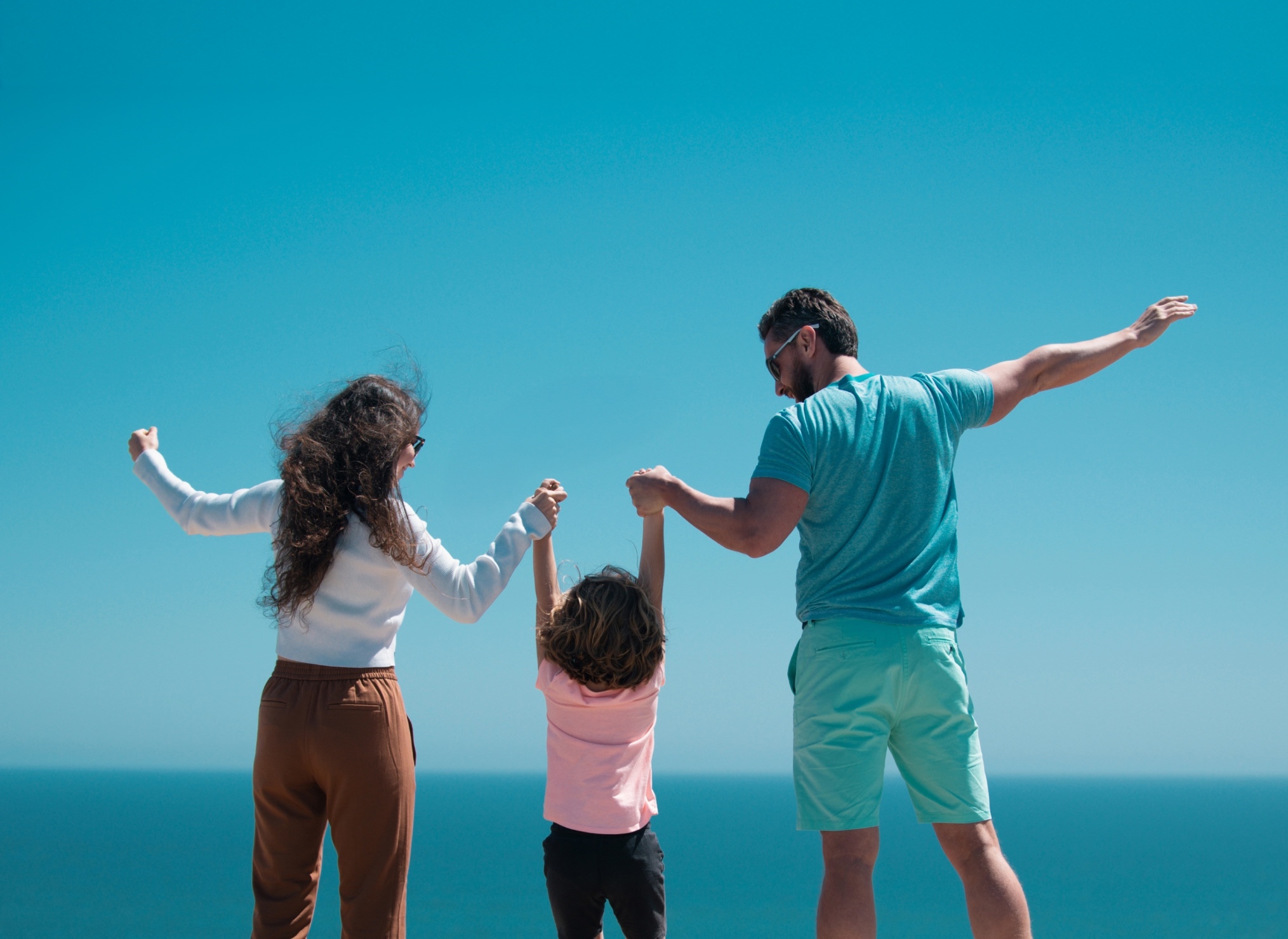 back-view-happy-family-beach-vacation 2-1